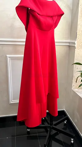 فستان سهرة أحمر بتصميم راقي وعصري Striking Red Evening Gown - Worn Onc