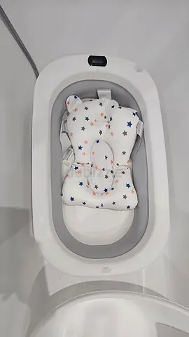 Baby bathtub with padded newborn insert - gently used