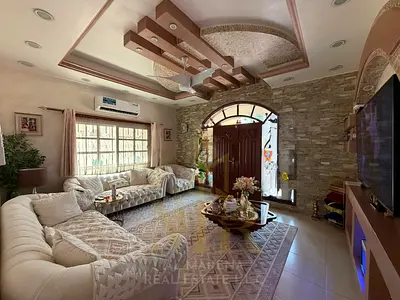 فيلا سكني تجاري للبيع في الروضة 2 | 5 غرف نوم | ارتداد وحوش واسع | شامل الكهرباء والمياه والمكيفات | 2.4 مليون