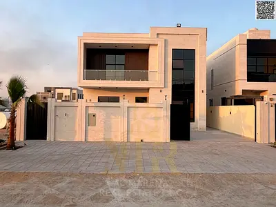 Luxury villa, 4200 sq ft land area, two floors and a roof, central air conditioning, 5 master bedrooms with a large garden, excellent location behind