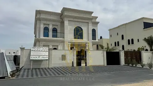 Luxury villa for sale in Al Aaliyah - Spacious living area with a fully equipped annex. Immerse yourself in a world of comfort and luxury with this ex