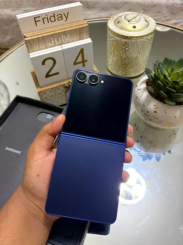 SAMSUNG Galaxy ZFlip 7 flawless condition amazing price and barely used.