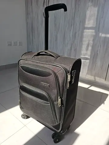 Black carry-on roller suitcase with telescopic BROKEN handle — good condition