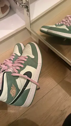 Nike Air Jordan 1 Mid in dutch green, Size europe 40