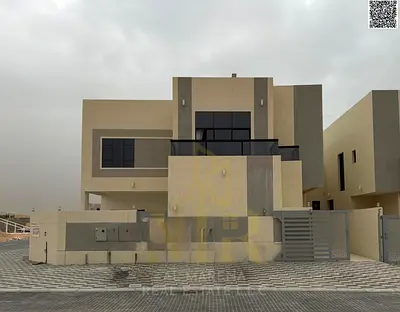 Two-story villa with a rooftop terrace, price includes electricity, water, and central air conditioning. Freehold ownership for all nationalities. Ver