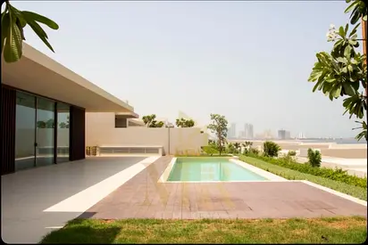 🏖️🏡✨ فيلا فاخرة للبيع على الشاطئ مباشرة في الزوراء – عجمان ✨🏡🏖️