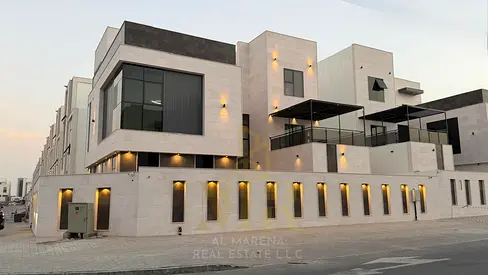 فيلا فاخره موقع مميز_تملك حر شامل كل شئ للبيع في موقع متميز، بتشطيبات فاخرة.