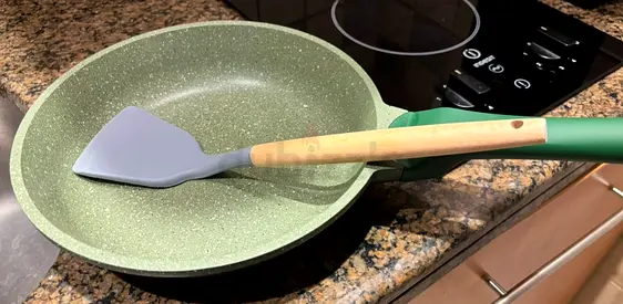 Fry Pan 24cm with silicon spatula