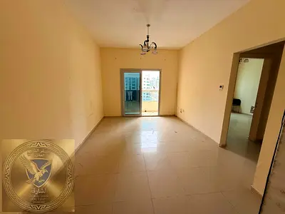 غرفة وصالة تأمين شيك مساحات واسعه  بلكون واسع بإطلاله مفتوحه مطبخ تصميم عصرى تشطيب حديث موقع مميز واستراتيجى بالقرب من كورنيش الخان