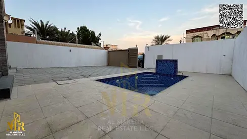 فيلا بموقع مميز على شارع التلة وبالقرب من الشروق مول، مساحة 5000 قدم، خمس غرف نوم بتصميم أنيق، موقع حيوي وسعر شامل المكيفات المركزية