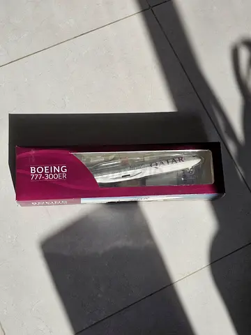Die-cast Model Boeing 777-300ER in Display Box