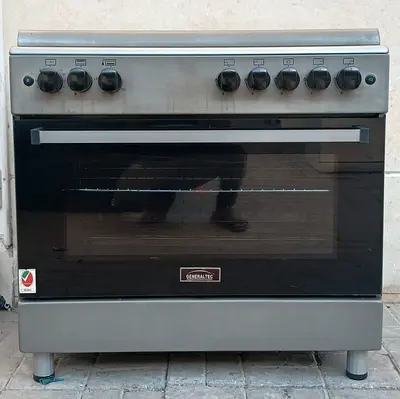 Generaltec gas cooker, with 5 burners, condition all working good, size is 90x60cm.
