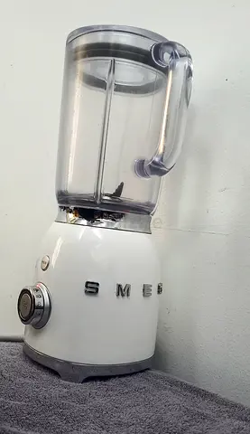 Smeg BLF03 iblender 800W motor, a 1.5-liter capacity, 4 manual speed settings.