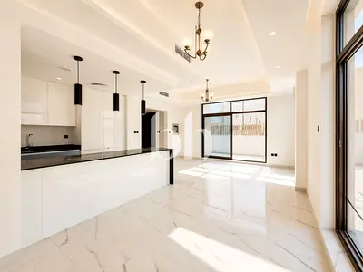 4Bed Corner | Big Living Area | Vacant August