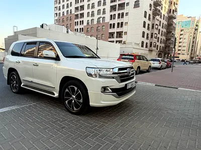 2019 Toyota Land Cruiser GXR Grand Touring - GCC Specs