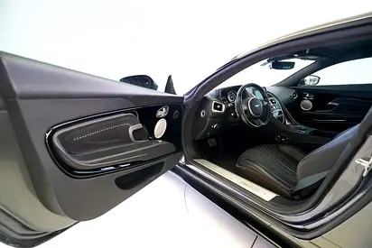 صورة 7 لـ 2017 Aston Martin DB11