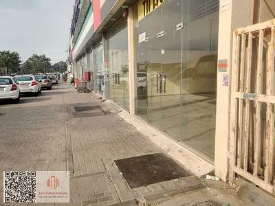 شوروم مميز للإيجار السنوي في منطقة الجرف الصناعية 1 بإمارة عجمان، يقع مباشرة على شارع عام حيوي، ما يوفر رؤية واضحة وسهولة وصول ممتازة للعملاء. يتمتع ا