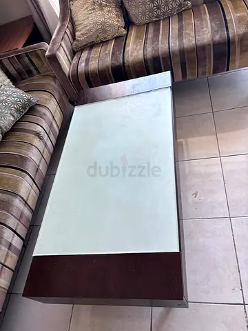 7 Seater Sofa Set with Wooden table with glass top in Excellent condition