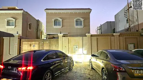 Villa for sale in Rawda 2, price includes electricity, water, and air conditioning. Close to services and Sheikh Ammar Street. 5 master bedrooms, livi