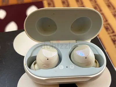 Used samsung white true wireless earbuds with charging case (Samsung-style)