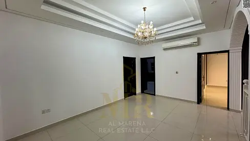 فيلا بالياسمين شارع وسكة مساحة 3220 قدم شامل كهربه ومياه والمكيفات شارع رئيسي قريب جميع الخدمات تملك حر لجميع الجنسيات في أرقي مناطق عجمان