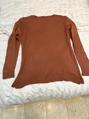 Brown long-sleeve lightweight knit sweater - size medium