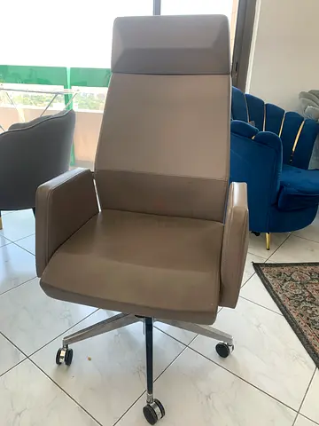 Beige swivel office/desk chair with wheels — good condition
