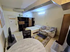 1-2 Filipina lady Oud Metha Metro Big Room