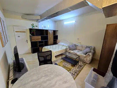 1-2 Filipina lady Oud Metha Metro Big Room