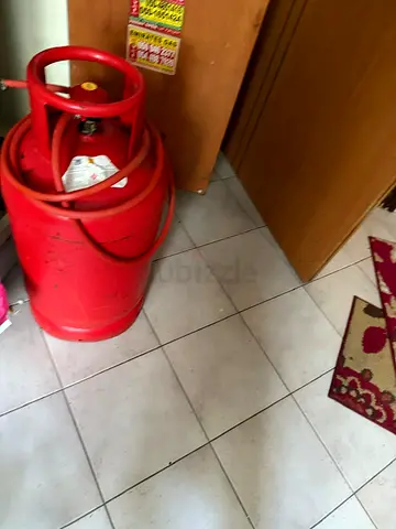 Dubai gas cylinder with pipe and regulator