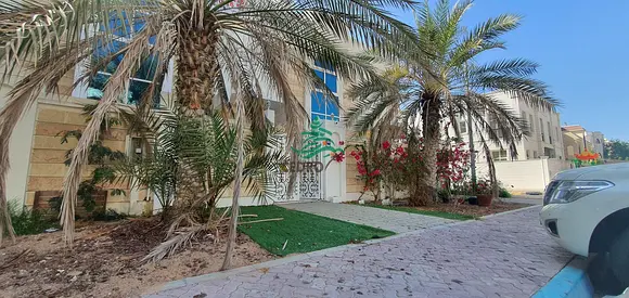 Five bedrooms villa in khalidiya