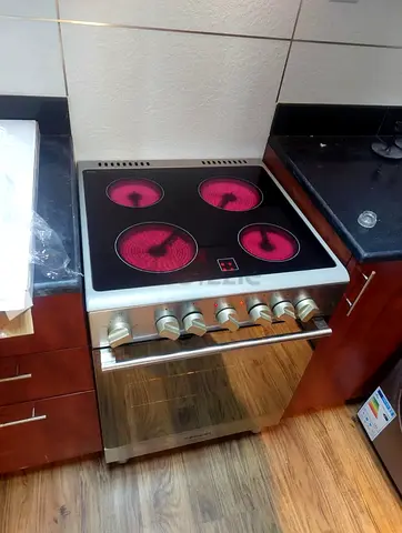 Bompani Italian 4 Hob Electric ceramic cooker range size 60cm Exellent Condition
