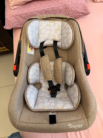 Comfortable Infant Car Seat in Tan and Black