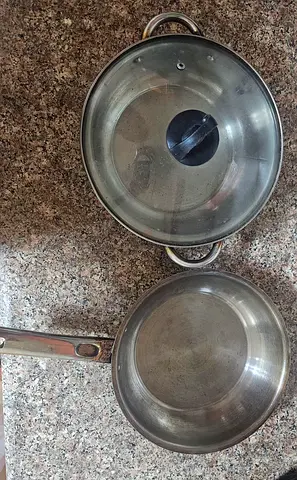 Set of 2 stainless steel pots/pans with lid - used