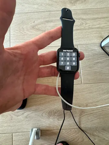 Apple Watch (Series unknown) with black sport band - good working condition - quantity 2