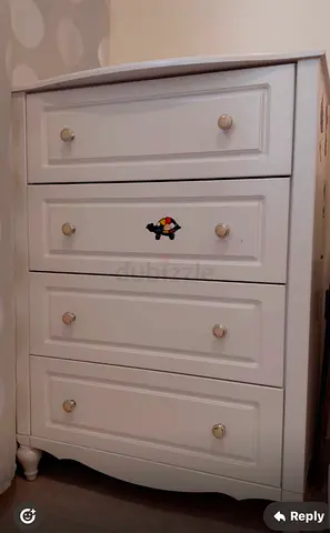 Wardrobe, 2 chests of drawers (one with mirror)