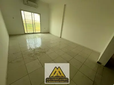 غرفتان وصالة منفصلة. 2 حمام. 4 بلكونات. مساحة كبيرة جدًا. موقع مميز على شارع رئيسي.