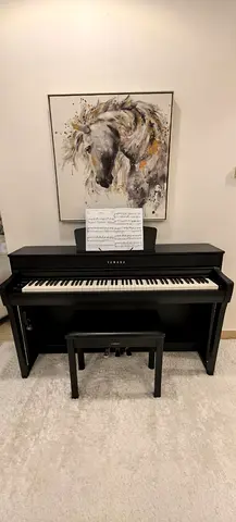 Flawless condition Yamaha Clavinova CLP-735 console digital piano with bench and free shipping.