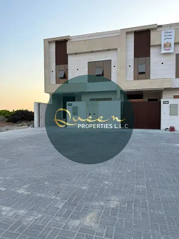 تاون هاوس للبيع في الحليو سنتر 2 عجمان 5 غرف ورووف مساحة 2800 قدم شامل الرسوم والكهرباء والمكيفات بسعر 1550000