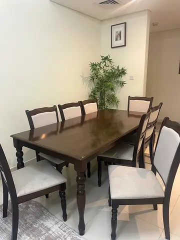طاولة طعام بتصميم مميز