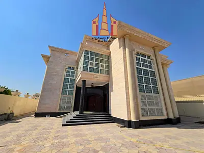 Like brand new full renovated villa wardrobes parking 6 bedroom 2 hall 2 Majlis Maid room 4m