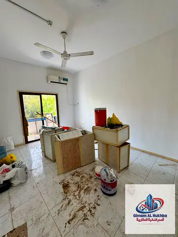 غرفتين وصالة مع بلكونة في ميسلون | الشارقة**، بمساحة ممتازة وتصميم عملي يناسب العائلات. تضم الشقة **مطبخًا كبيرًا ومرتبًا**، و**حمامًا