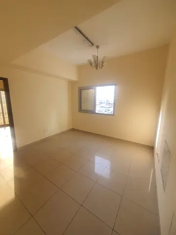 🌟 شقة غرفة وصالة ممتازة مع بلكونة بجوار حديقة الصفيا مباشرة في المجاز 3 🌟  احصل على المسكن المثالي في أحد أفضل المجمعات العائلية بالشارقة! نقدم لك ش