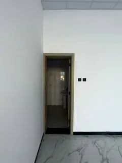 Brand new shop – first tenant. A mezzanine level is possible; staircase construction is at the ten