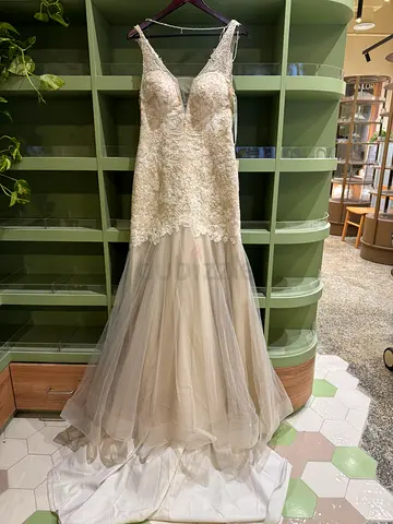 Elegant ivory lace wedding dress with tulle skirt, size approx UK 10-12