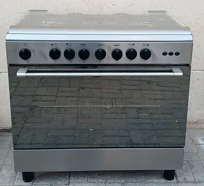 This is Bompani Gas cooker,  Italian brand , 5 burners. its condition is all working good.