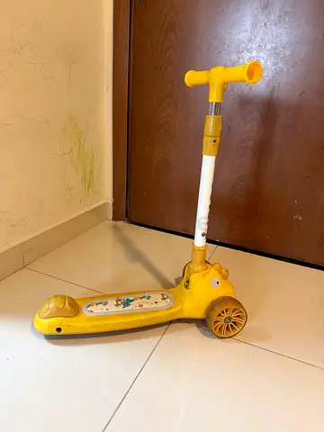Yellow three-wheel kids scooter - used, adjustable handle scooty