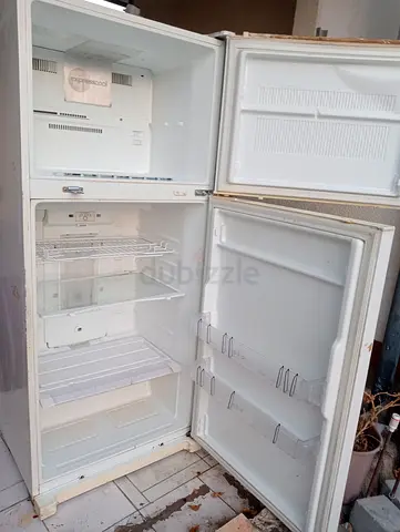 LG Refrigerator - working fridge/freezer