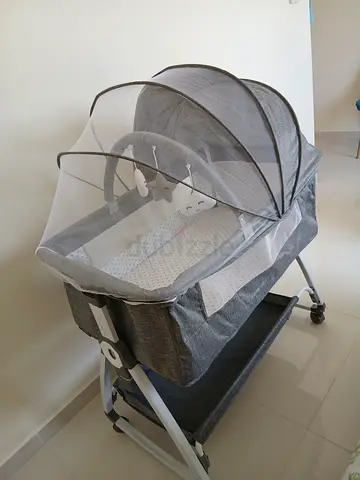 Baby bedside bassinet with mosquito net - light grey