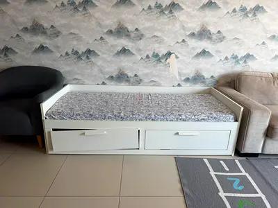 White single daybed with storage drawers